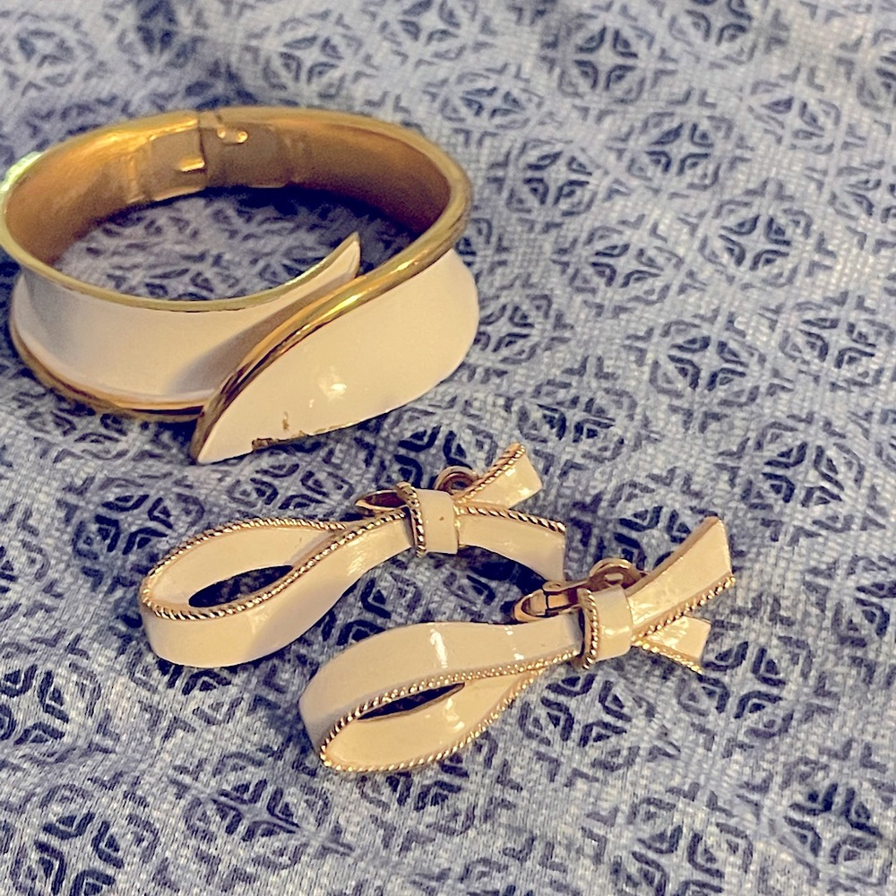 Trifari vintage white and gold enamel bracelet and clip earrings.
